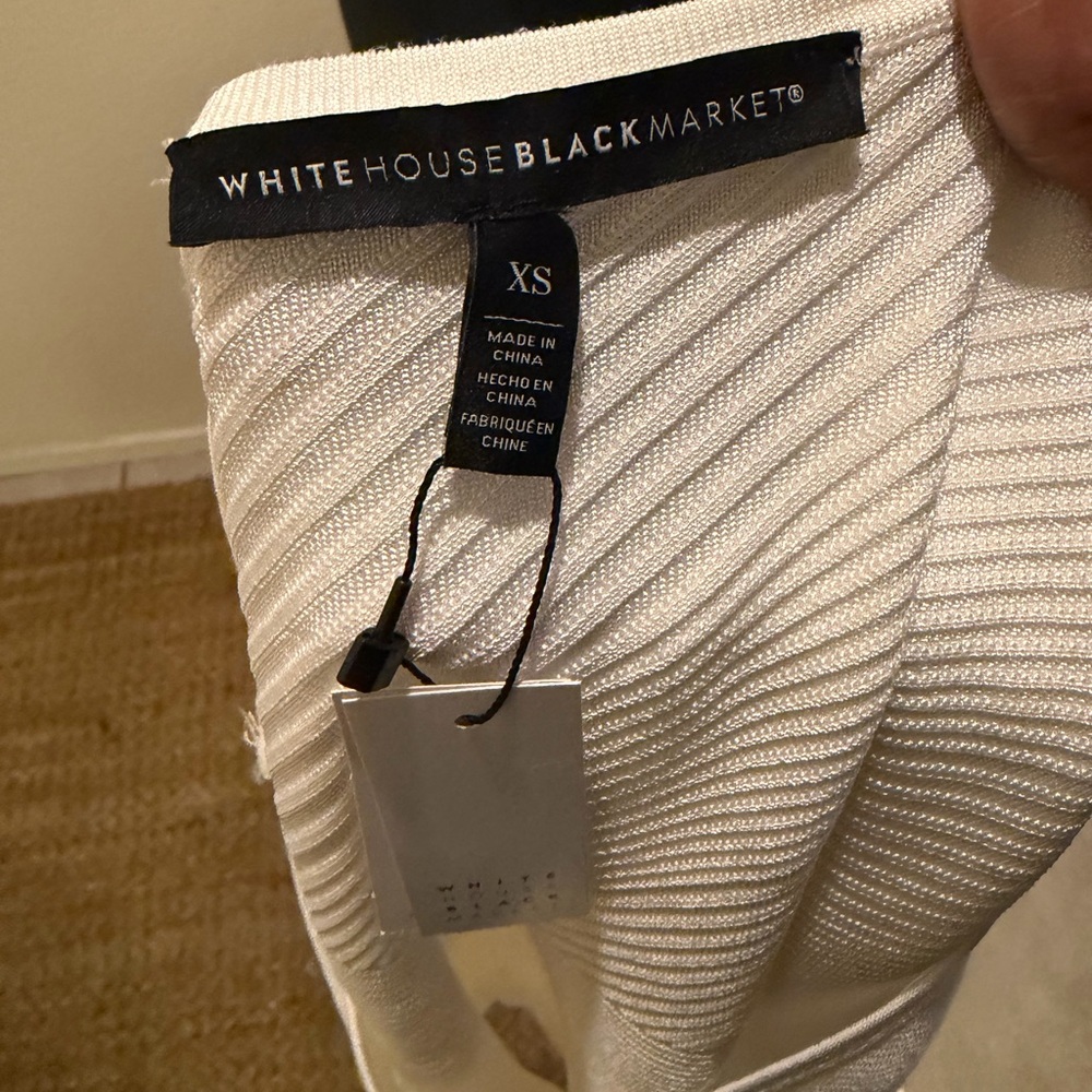 White House Black Market Cream Textured V-Neck Tee - Picture 5 of 5